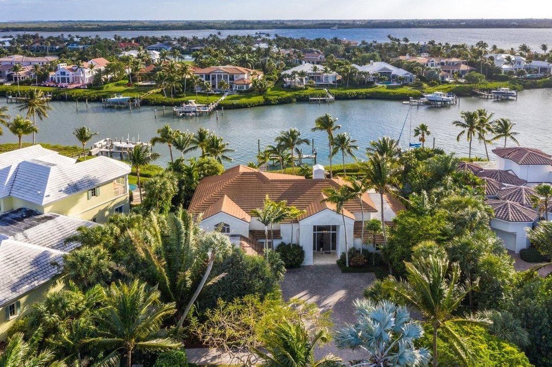 Recently Sold: $3,950,000 (4 beds, 4 baths, 5360 Square Feet)