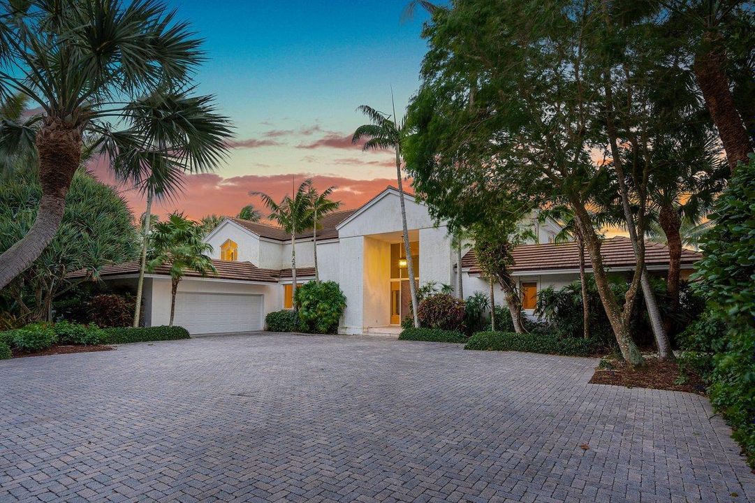 Recently Sold: $3,950,000 (4 beds, 4 baths, 5360 Square Feet)