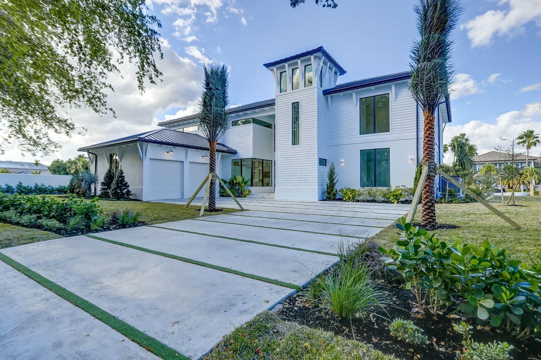 Recently Sold: $6,495,000 (6 beds, 5 baths, 5666 Square Feet)