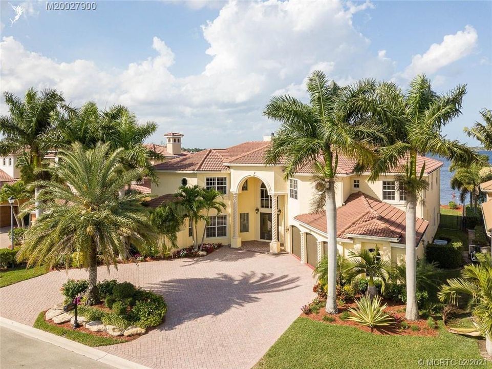 Recently Sold: $1,970,000 (5 beds, 6 baths, 5881 Square Feet)