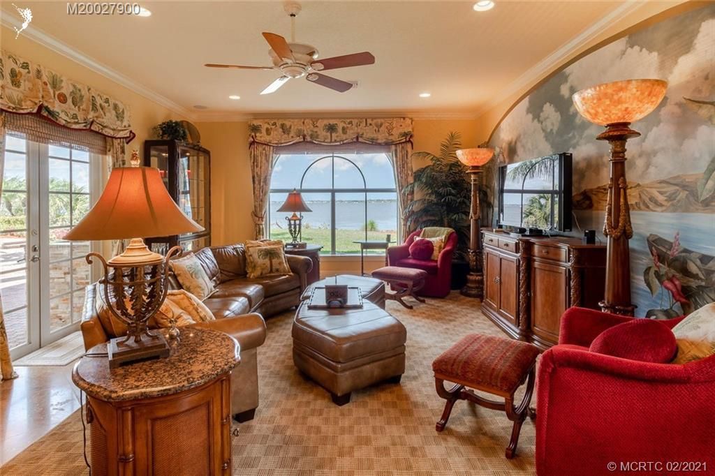 Recently Sold: $1,970,000 (5 beds, 6 baths, 5881 Square Feet)