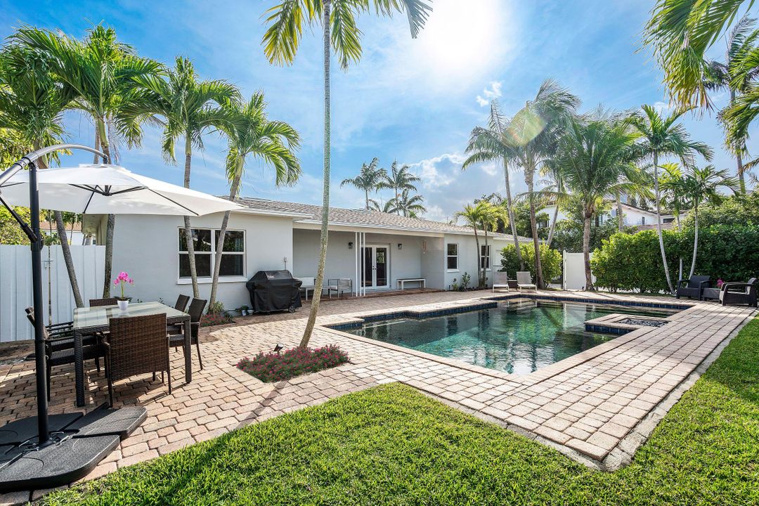 Recently Sold: $1,395,000 (3 beds, 3 baths, 2087 Square Feet)