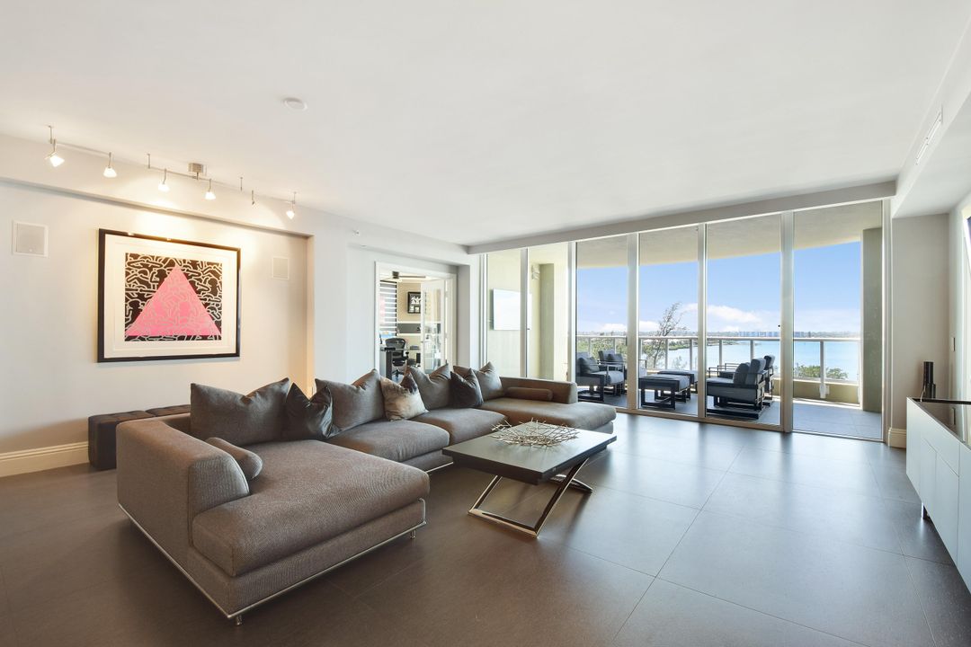 Недавно продано: $1,650,000 (3 спален, 3 ванн, 2818 Квадратных фут)