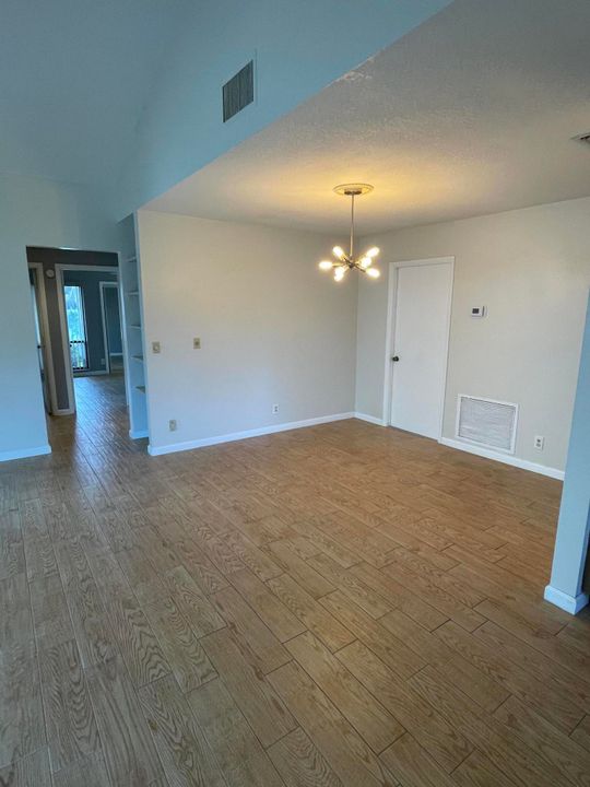 Recently Rented: $1,900 (3 beds, 2 baths, 1557 Square Feet)