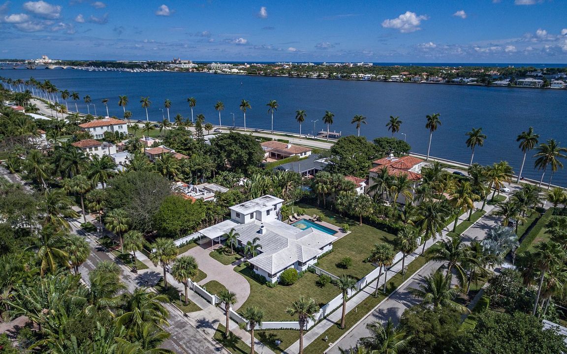 Recently Sold: $3,275,000 (5 beds, 3 baths, 2507 Square Feet)
