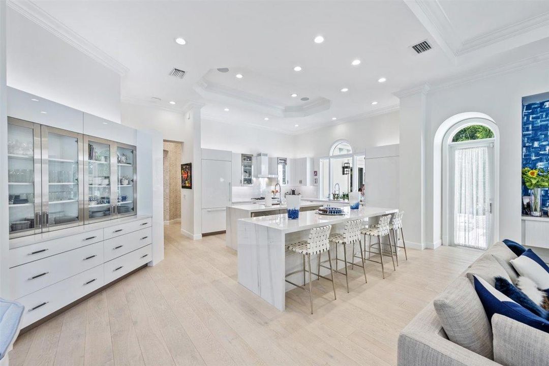 Recently Sold: $3,695,000 (4 beds, 4 baths, 4901 Square Feet)