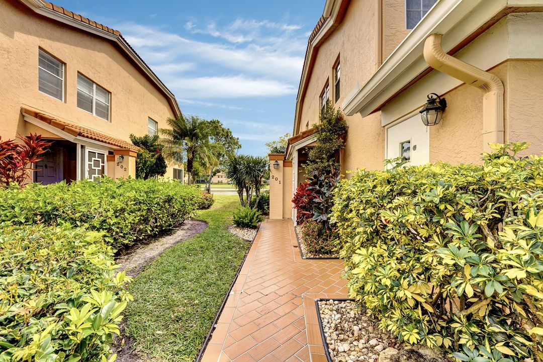 Vendido Recientemente: $269,900 (3 camas, 2 baños, 1998 Pies cuadrados)