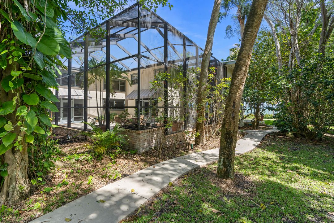 Recently Sold: $1,350,000 (5 beds, 2 baths, 5007 Square Feet)
