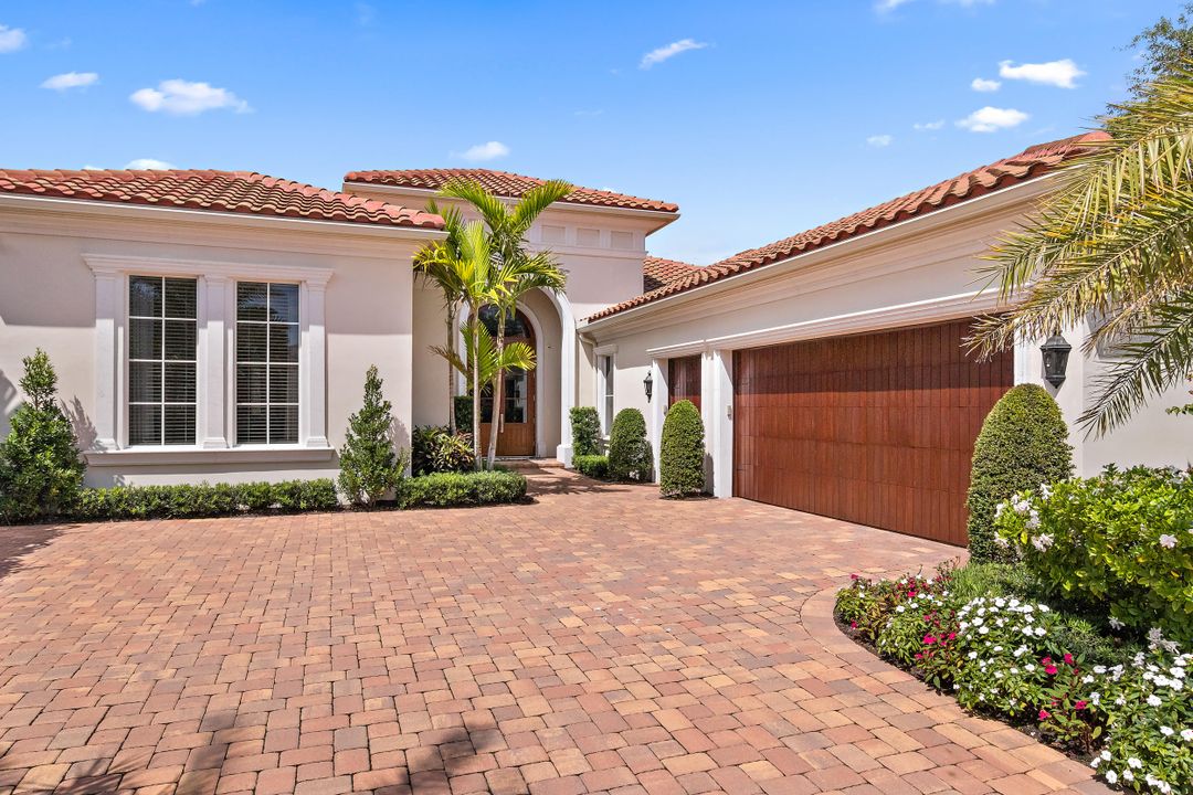 Recently Sold: $2,495,000 (3 beds, 3 baths, 3884 Square Feet)