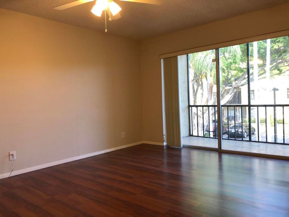 Recently Rented: $1,450 (2 beds, 2 baths, 936 Square Feet)