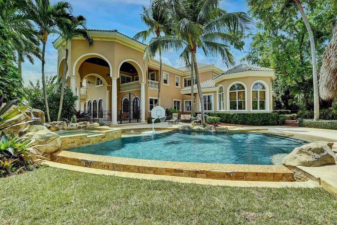 Recently Sold: $5,995,000 (6 beds, 8 baths, 11349 Square Feet)
