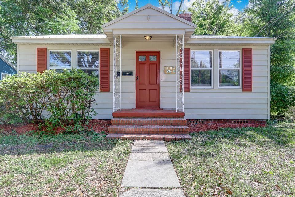Recently Sold: $229,000 (3 beds, 2 baths, 1318 Square Feet)