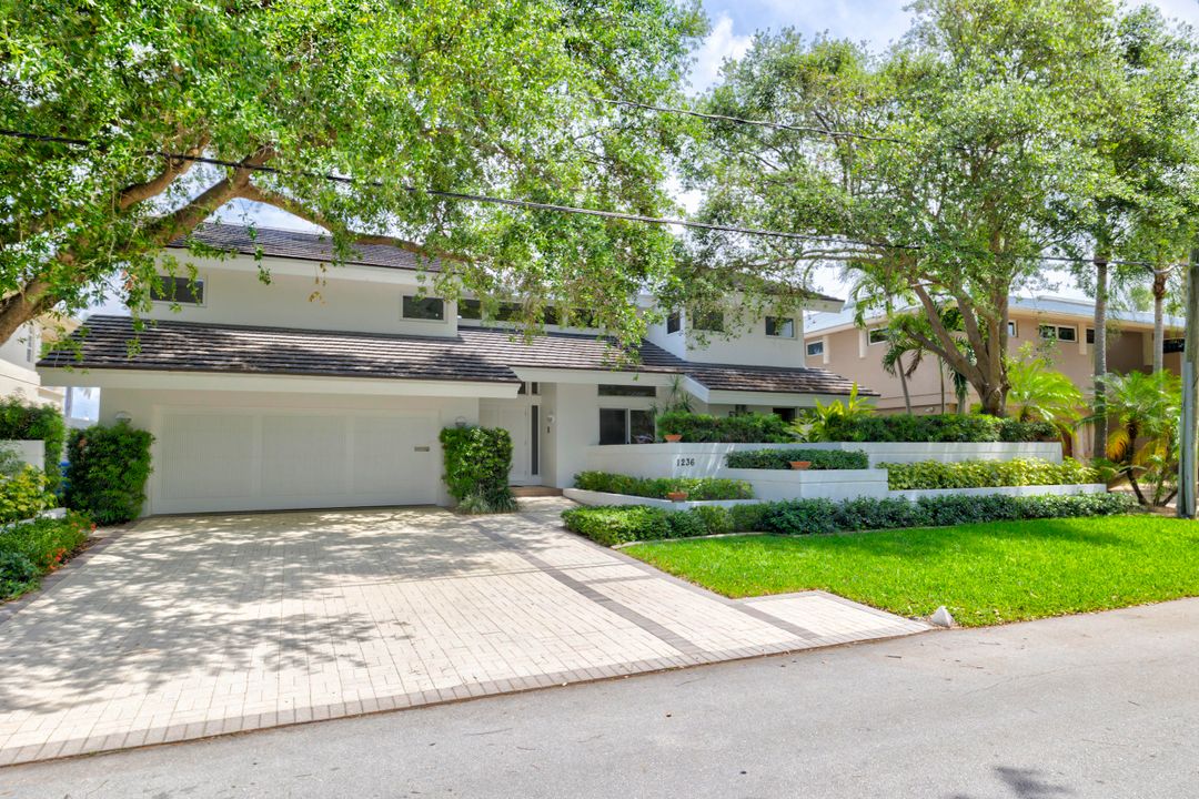 Recently Sold: $1,595,000 (3 beds, 3 baths, 3723 Square Feet)