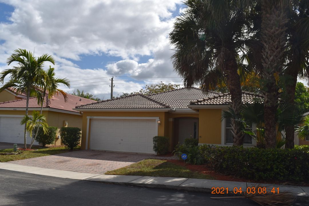 Recently Sold: $450,000 (2 beds, 2 baths, 1825 Square Feet)