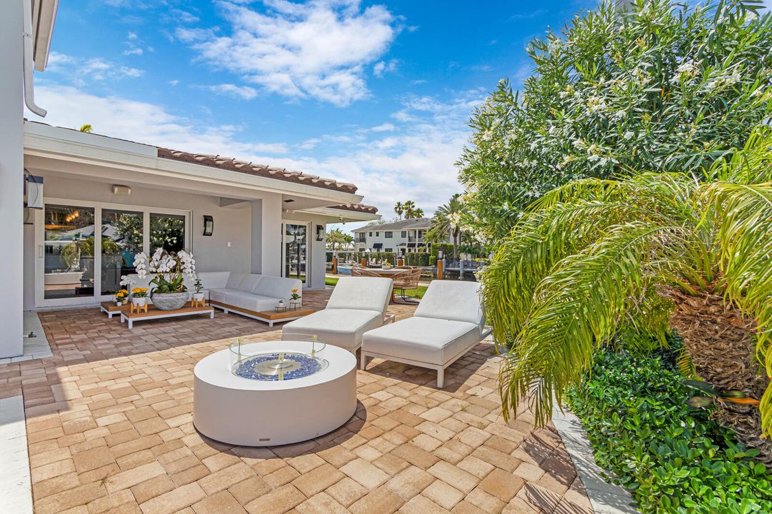 Recently Sold: $3,750,000 (5 beds, 4 baths, 3588 Square Feet)