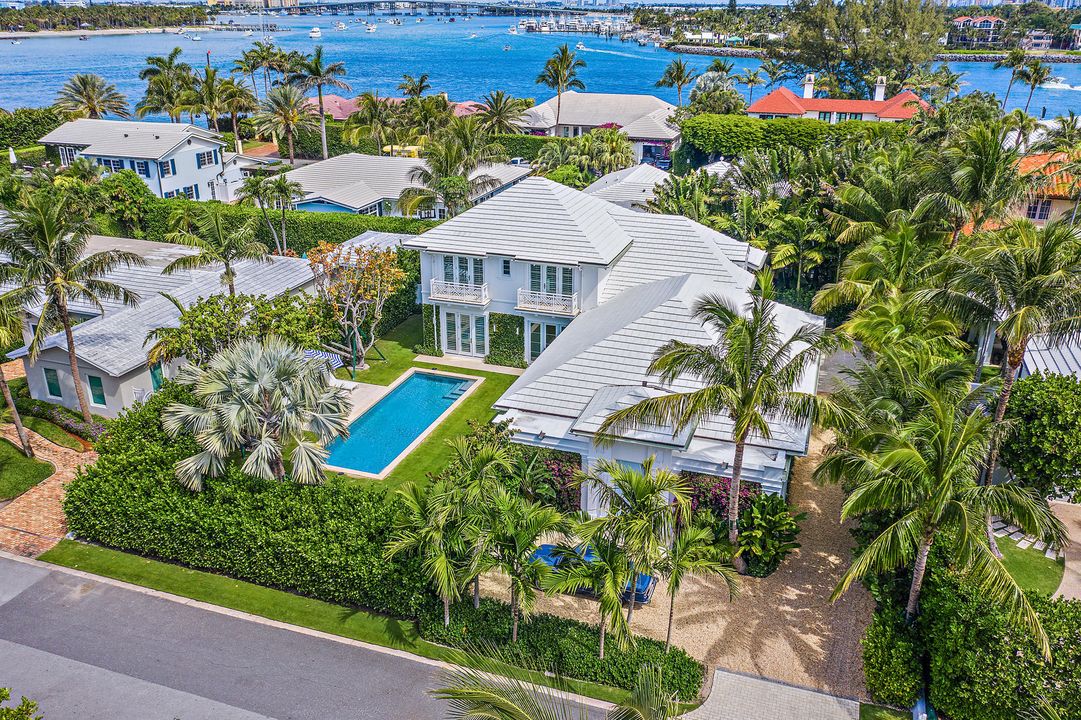 Recently Sold: $9,750,000 (5 beds, 5 baths, 3826 Square Feet)