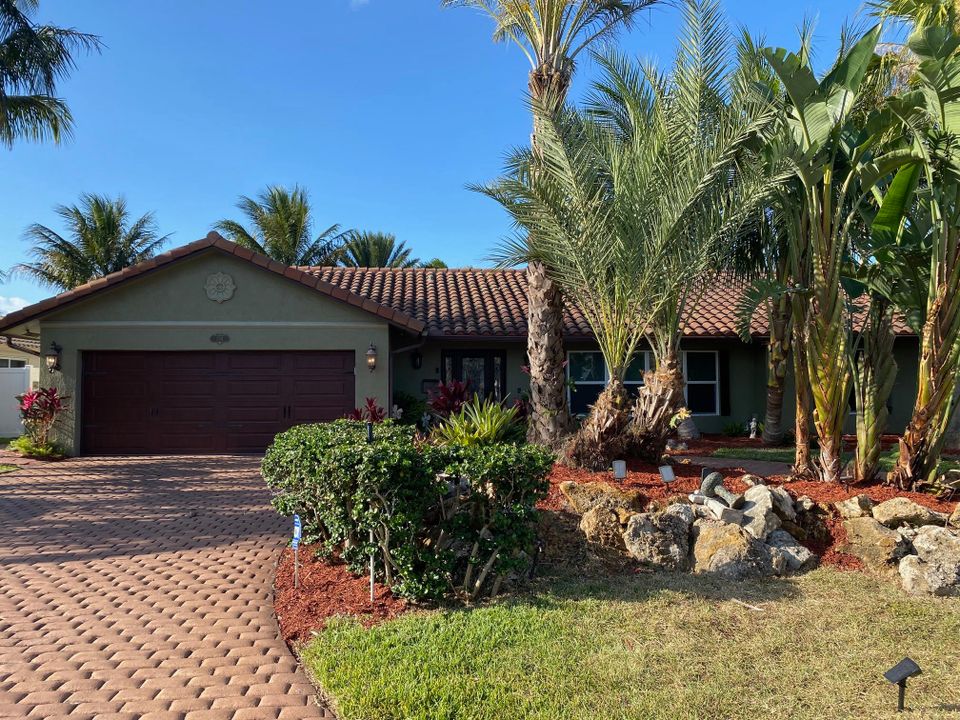 Recently Sold: $900,000 (4 beds, 3 baths, 2155 Square Feet)