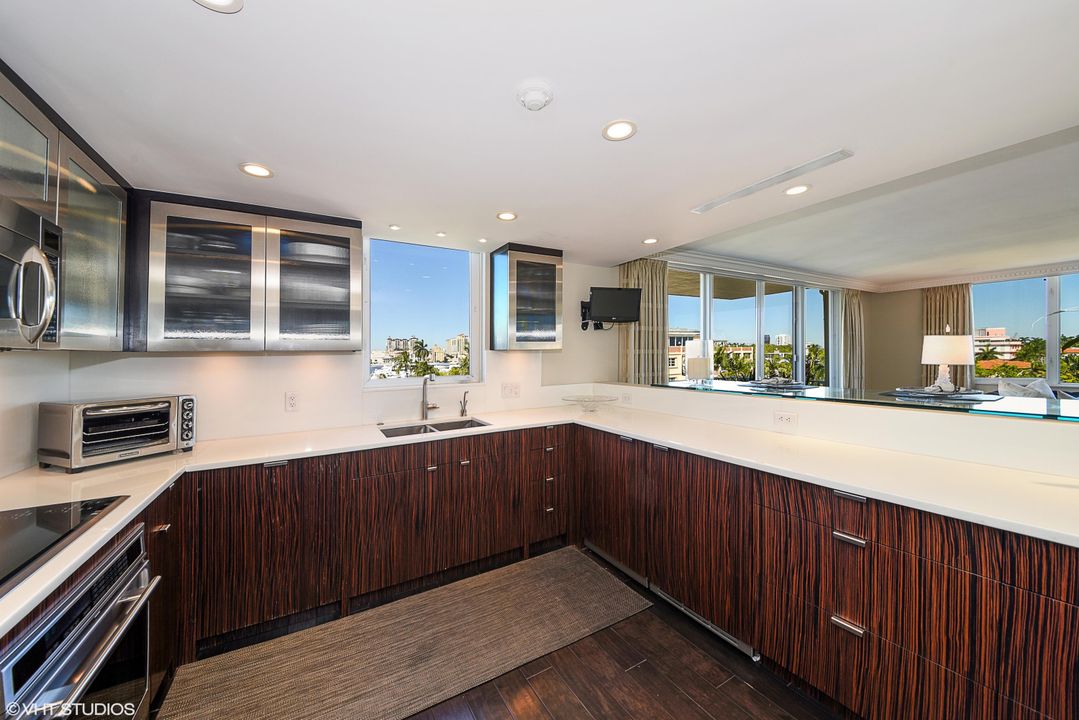 Recently Sold: $2,100,000 (2 beds, 2 baths, 1293 Square Feet)