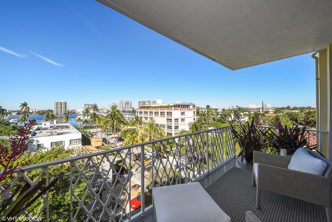Recently Sold: $2,100,000 (2 beds, 2 baths, 1293 Square Feet)