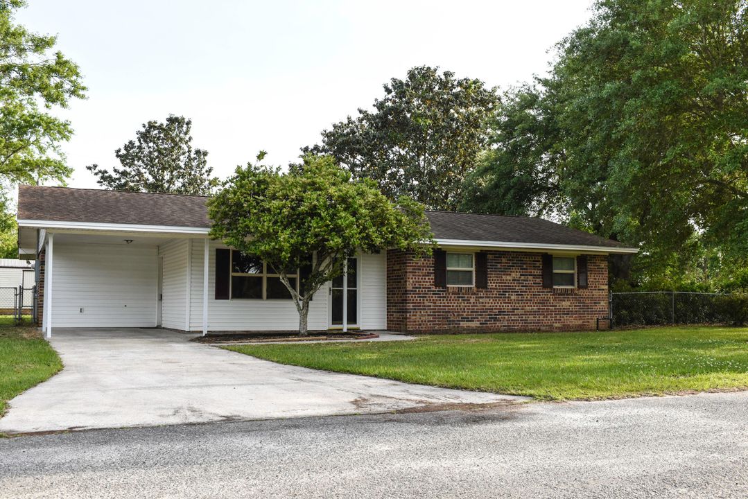Recently Sold: $184,500 (3 beds, 1 baths, 1076 Square Feet)