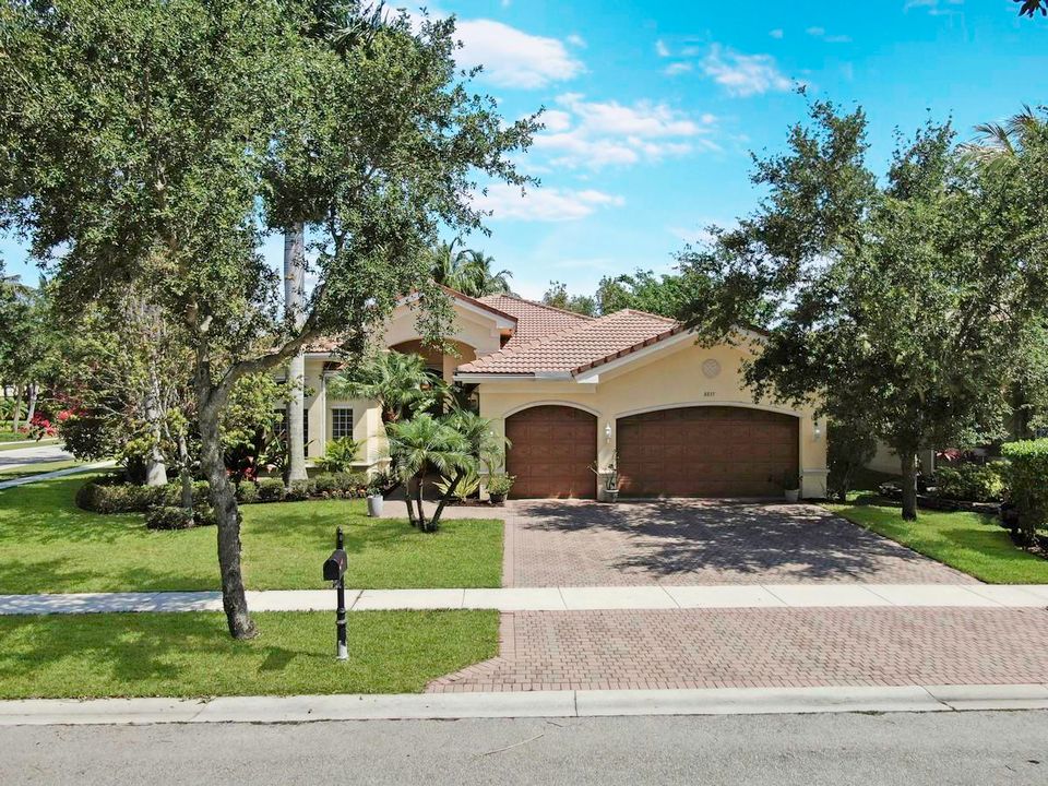 Recently Sold: $669,900 (5 beds, 3 baths, 2945 Square Feet)