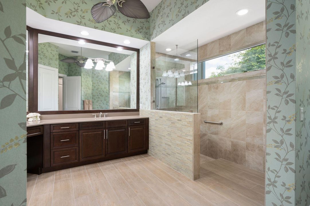 最近售出: $699,000 (3 贝兹, 2 浴室, 2556 平方英尺)