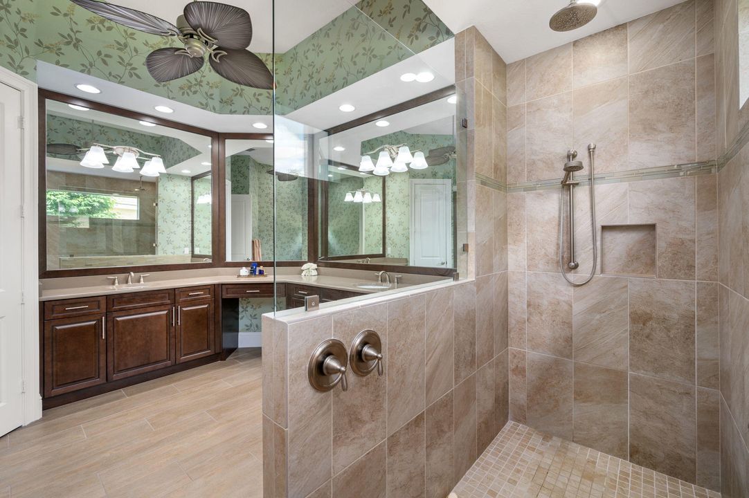 最近售出: $699,000 (3 贝兹, 2 浴室, 2556 平方英尺)