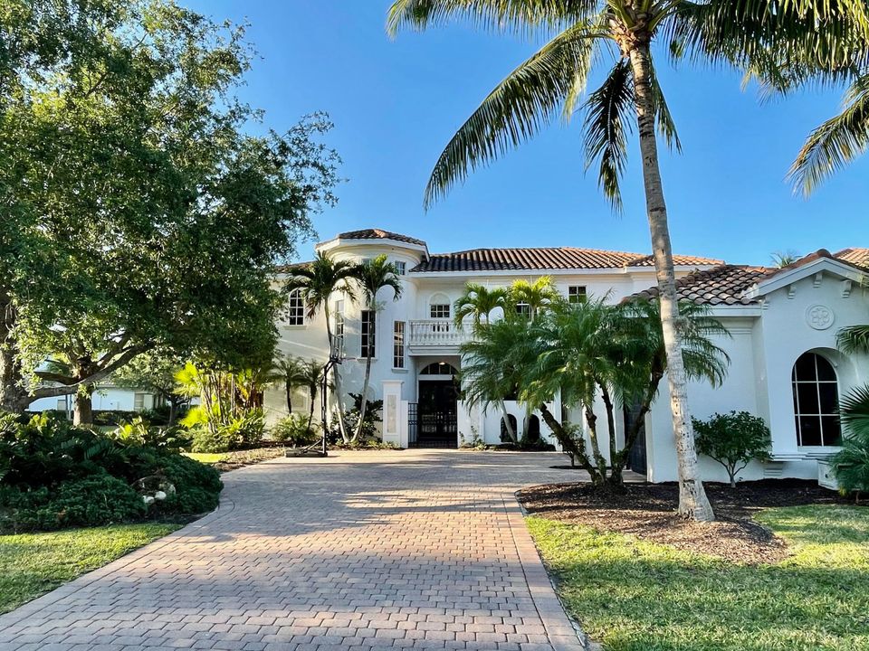 Recently Sold: $1,700,000 (5 beds, 4 baths, 4469 Square Feet)