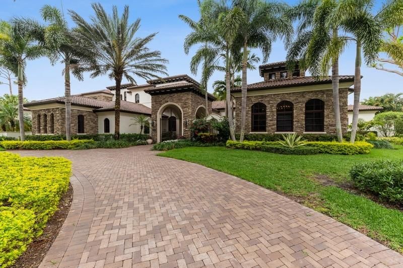 Recently Sold: $5,875,000 (6 beds, 6 baths, 10196 Square Feet)