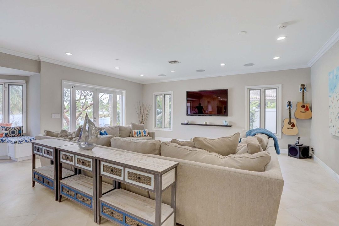 Recently Sold: $1,495,000 (5 beds, 3 baths, 4009 Square Feet)