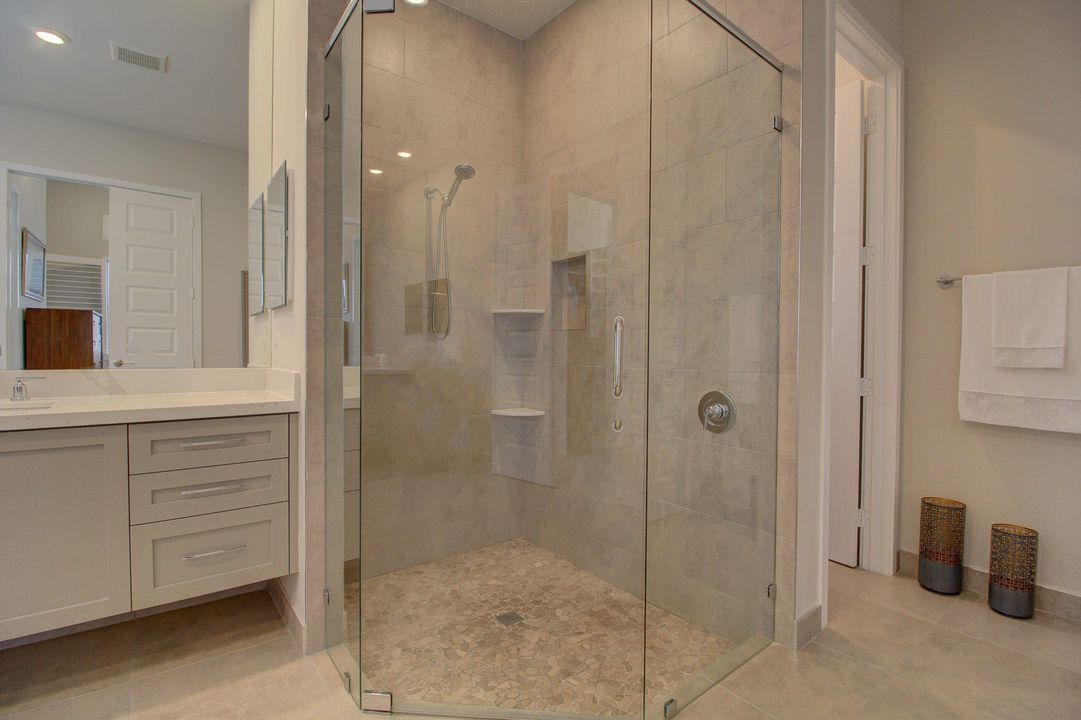 最近售出: $835,000 (5 贝兹, 4 浴室, 3443 平方英尺)