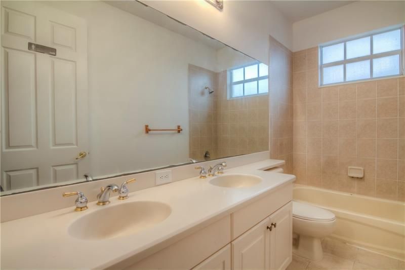 最近售出: $499,900 (4 贝兹, 2 浴室, 2649 平方英尺)