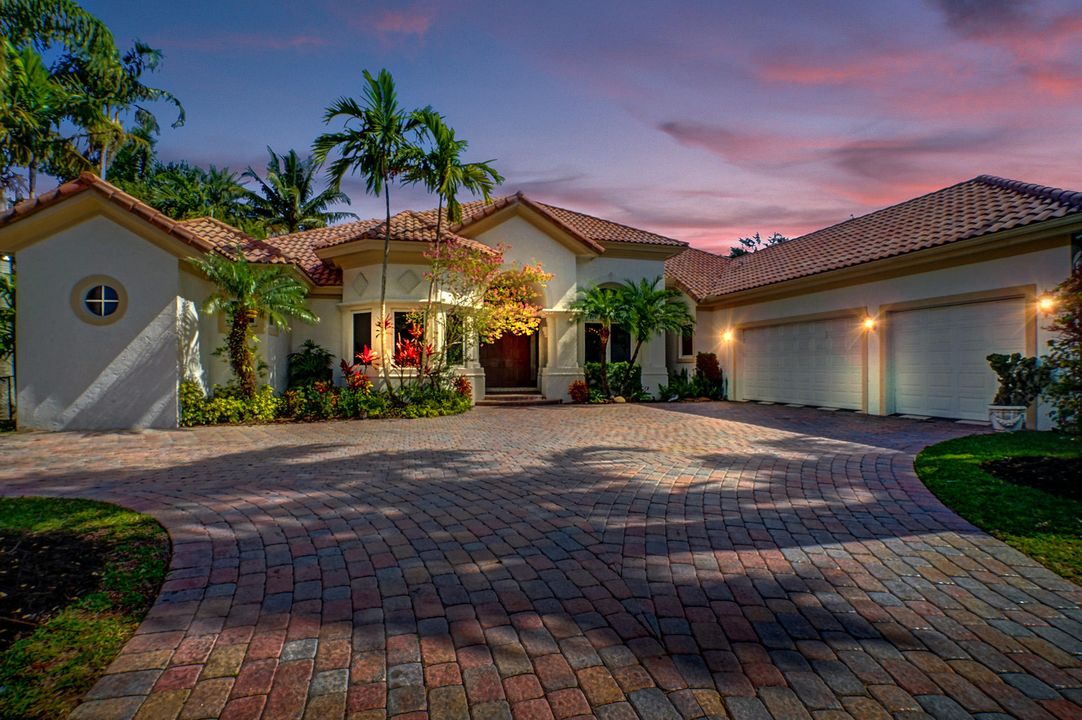 Недавно продано: $1,200,000 (5 спален, 3 ванн, 4283 Квадратных фут)