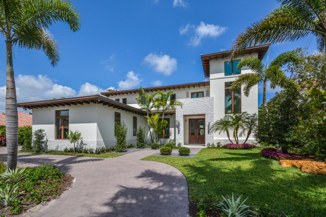 Recently Sold: $3,875,000 (5 beds, 5 baths, 6217 Square Feet)