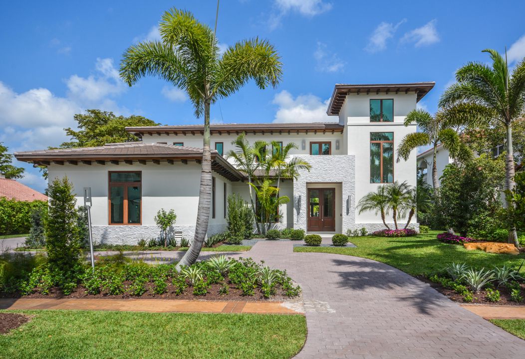 Recently Sold: $3,875,000 (5 beds, 5 baths, 6217 Square Feet)