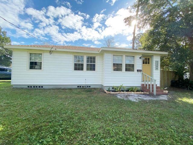 Recently Sold: $179,900 (3 beds, 1 baths, 1126 Square Feet)