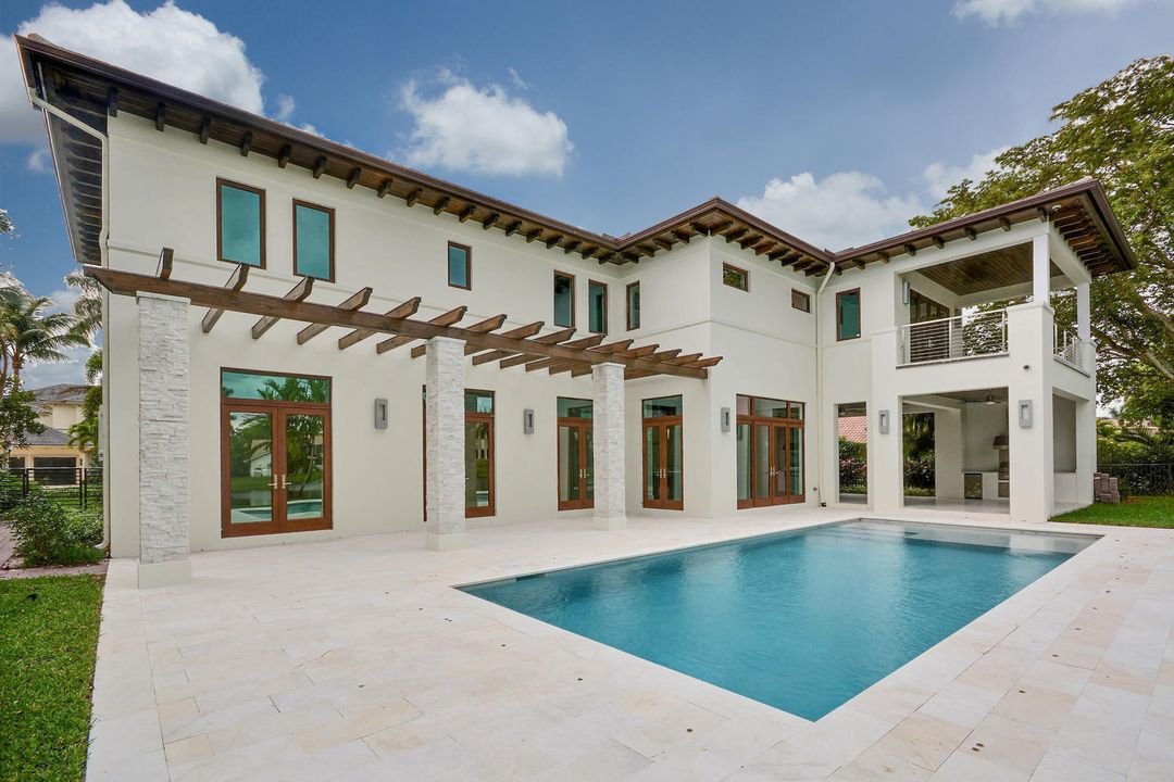 Recently Sold: $3,875,000 (5 beds, 5 baths, 6217 Square Feet)