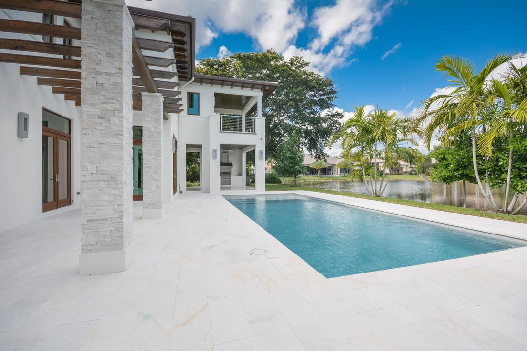 Vendido Recientemente: $3,875,000 (5 camas, 5 baños, 6217 Pies cuadrados)