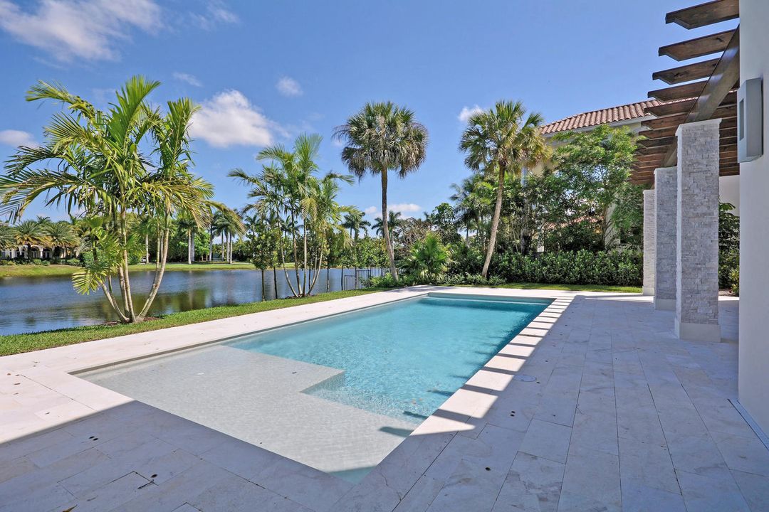 Recently Sold: $3,875,000 (5 beds, 5 baths, 6217 Square Feet)