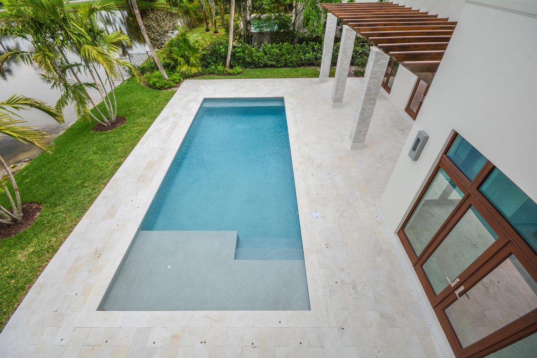 Vendido Recientemente: $3,875,000 (5 camas, 5 baños, 6217 Pies cuadrados)