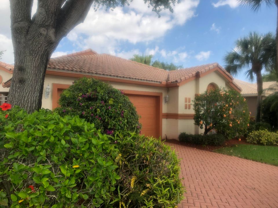 Recently Sold: $400,000 (3 beds, 2 baths, 1982 Square Feet)