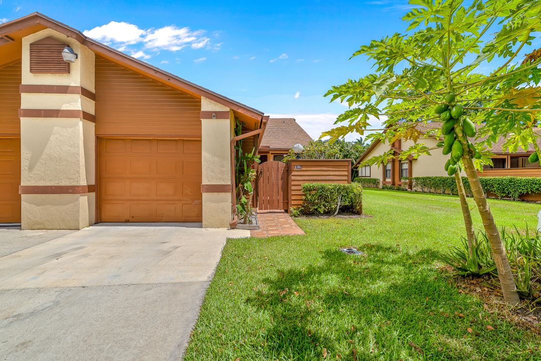 Recently Sold: $199,900 (2 beds, 2 baths, 1096 Square Feet)