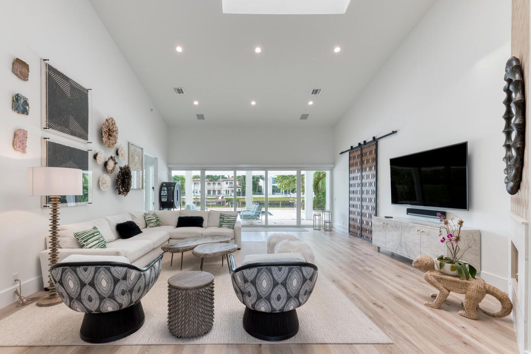 Recently Sold: $3,000,000 (3 beds, 3 baths, 2883 Square Feet)