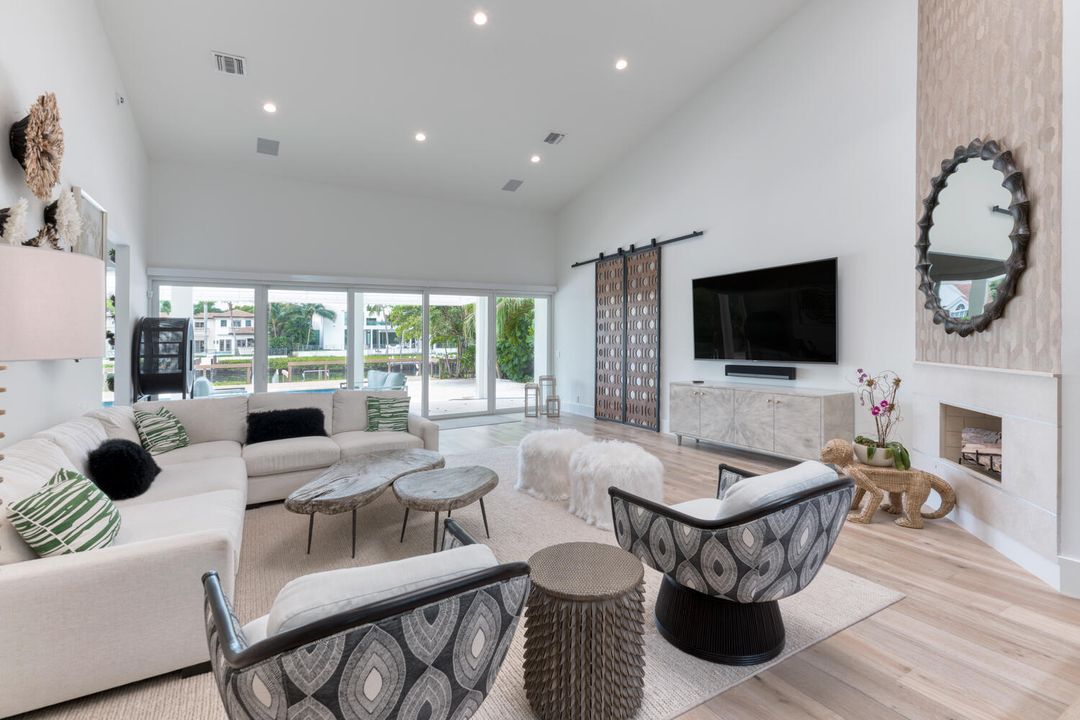 Recently Sold: $3,000,000 (3 beds, 3 baths, 2883 Square Feet)