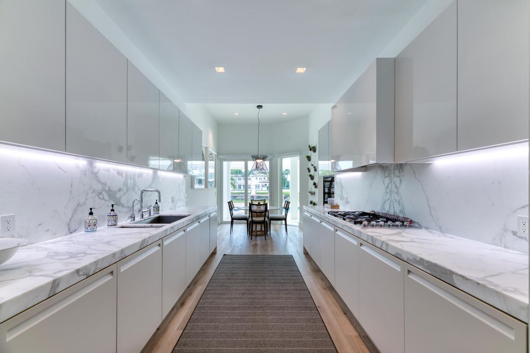 Recently Sold: $3,000,000 (3 beds, 3 baths, 2883 Square Feet)