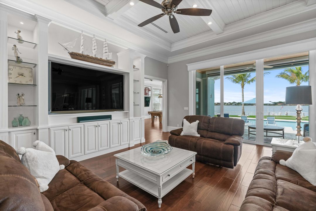 Recently Sold: $6,000,000 (4 beds, 5 baths, 4621 Square Feet)