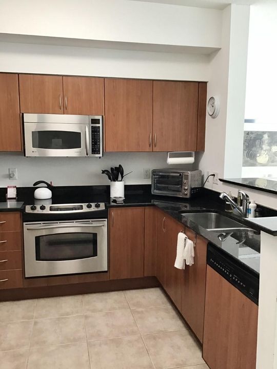 Recently Sold: $240,000 (1 beds, 1 baths, 839 Square Feet)