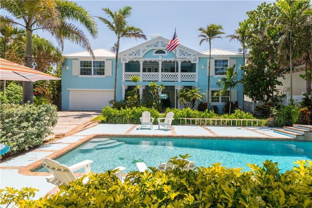 Recently Sold: $2,600,000 (6 beds, 4 baths, 3501 Square Feet)