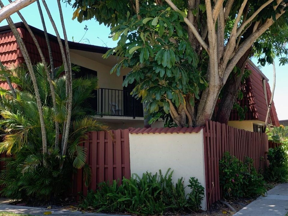 Vendido Recientemente: $219,999 (2 camas, 2 baños, 1339 Pies cuadrados)