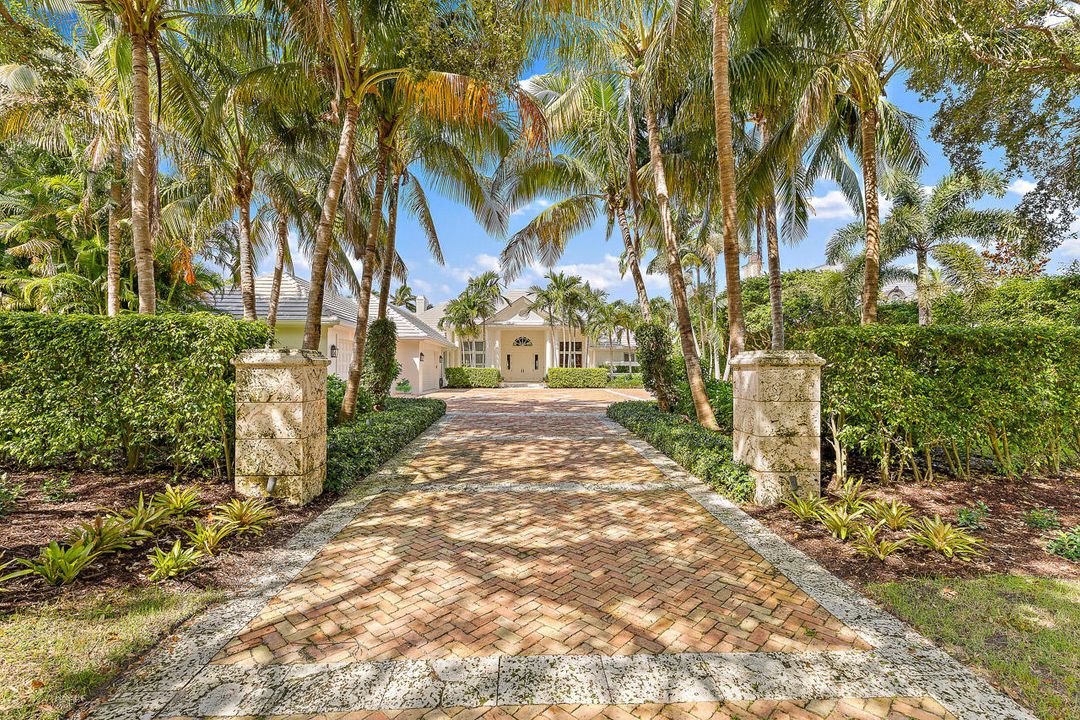 Recently Sold: $5,500,000 (6 beds, 7 baths, 6242 Square Feet)